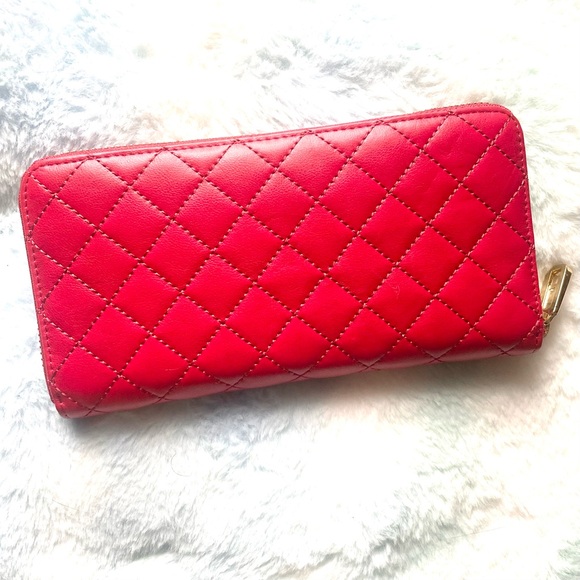 Juicy Couture Red Quilted Faux Leather Zip Around Continental Wallet NWOT - Picture 4 of 7